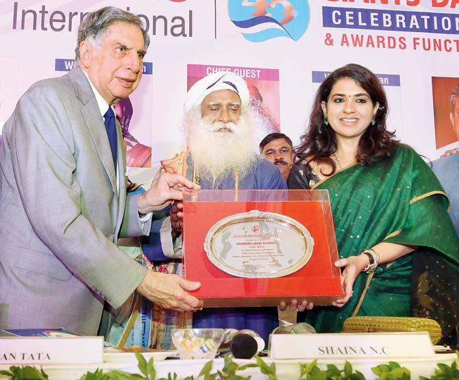 In photo: Ratan Tata receives the Lifetime Achievement Award at the Annual Giants International Awards from Sadhguru Jaggi Vasudeo and Shaina NC