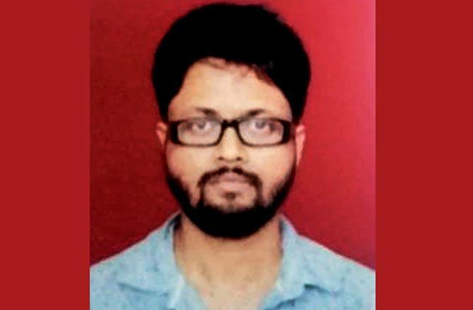 Art director's body found in Virar
Art director Krishnendu Chouwdhury's body was found in a creek in Virar on August 14 after he went missing. Chouwdhury's friends Chinmoy Mandal and Mohammed Furkan Shaikh had registered the missing person complaint on August 8. According to the police, Shaikh allegedly killed Chouwdhury on August 7 with the help of his friends and dumped the body in the Virar creek. Shaikh had allegedly owed Chouwdhury some money over which the deceased had abused him a couple of times. An angry Shaikh called Chouwdhury on the pretext of returning his money last week but instead killed him. In order to misguide the police, Shaikh then left Chouwdhury's car in Charkop and took the dead body to Virar. 
