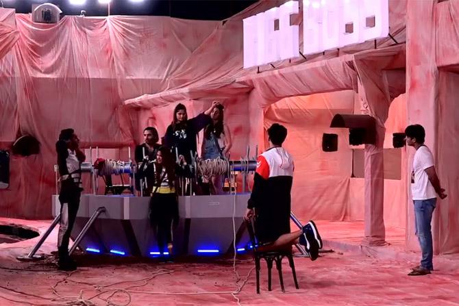 The task began on a competitive note and the robots were seen filling the water with complete honesty till Mahira spilled the water in Vishal and Asim's container. The game changed when Vishal and Asim activated the destructive mode of the task. A tiff between Vikas and Paras made the game even more difficult when none of the scientists agreed to set their robots free.