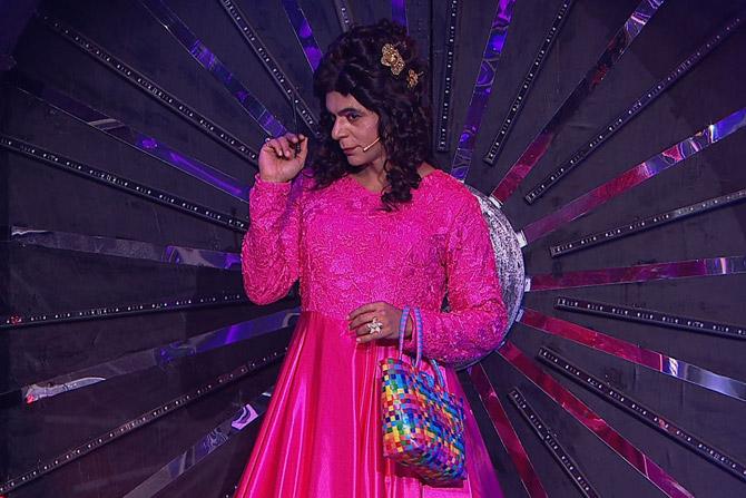 Amid all the tensions and temper in the house, Bigg Boss decided to lighten up the atmosphere and to bring in some sanity by bringing in Sunil Grover in the house. He (or she?) put up a hilarious show which took the contestants on a laughing roller coaster.