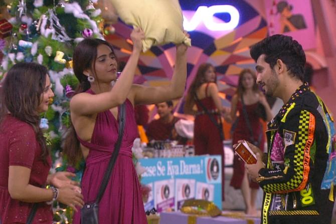 The joy for the contestants continued the next day when Bigg Boss invited special guests Jai Bhanushali, Arjun Bijlani, Rubina Dilaik, Nimrit Kaur and Jasmine Bhasin entered the house to celebrate Christmas with the contestants.