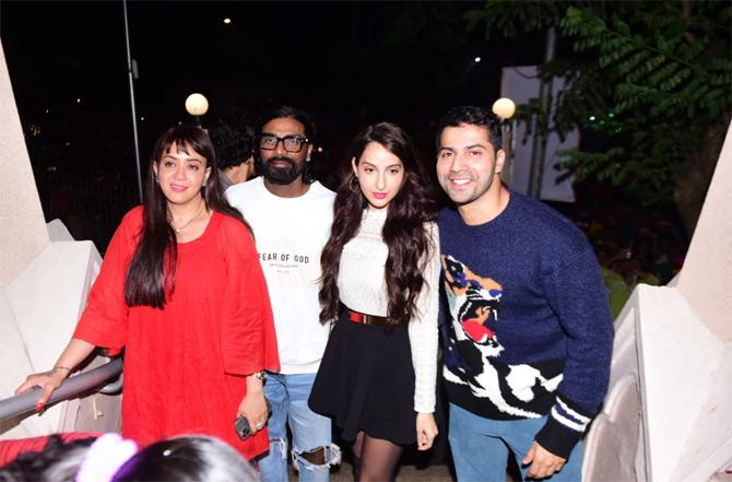 The media photographers at the venue not only helped Varun Dhawan and Nora Fatehi to get out of the major crowd but also handed over the keys of their two-wheeler so that the actors could reach a safer place faster.