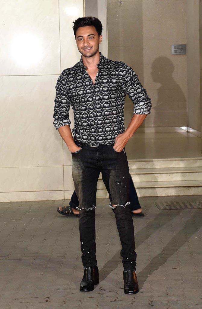Aayush Sharma was all smiles as he arrived for Salman Khan's birthday party at Sohail's Bandra home.