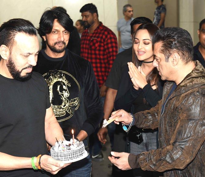 Salman Khan also cut a cake with the photographers, who were waiting outside to click pictures. Salman was seen cutting the cake with Dabangg 3 co-stars Sonakshi Sinha and Kichcha Sudeepa by his side.