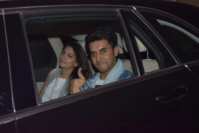 Shashank Khaitan gives a thumbs up to the photographers as he arrives for the special screening of his film Good Newwz in Andheri.