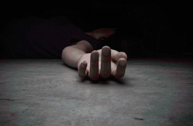Man kills daughter for not wanting her to marry man from another community
A man was arrested a day after his 22-year-old daughter's headless body was found cut into three parts in Kalyan. According to the police, the accused Arvind Tiwari, 47, a resident of Titwala had killed his eldest daughter Princy, 22, as he did not want her to marry a man from another community. The accused had stuffed the body parts in a suitcase and abandoned the bag in an autorickshaw. The report said he had hired the autorickshaw with the intention of dumping the body at an isolated place, but he fled the spot after the driver found something suspicious.
