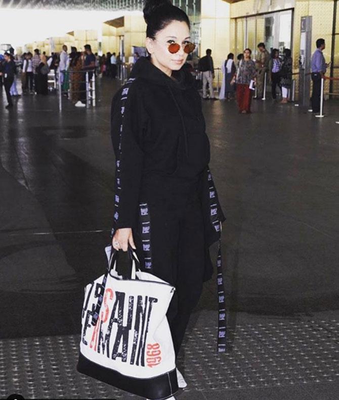 Not just at event or parties, Sheetal Mafatlal knows how to carry an all-black outfit for an airport look too! Styled with a printed white bag, Mafatlal looked like a diva!
