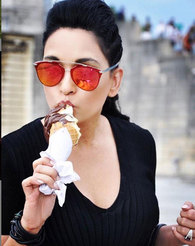 Sheetal Mafatlal can carry a simple t-shirt with as much poise as a dressy outfit. In a simple black t-shirt which she sported along with sunglasses, she looked like a diva while feasting on an ice-cream.
