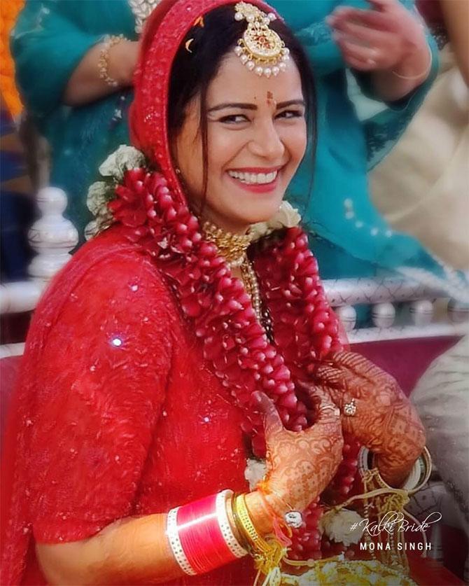 And this one's from the Da'day! Mona Singh couldn't keep the smile off her face, just the way a bride ought to at her wedding. Mona was equally enthusiastic during the Kalire ceremony and then danced with the guests at the wedding.