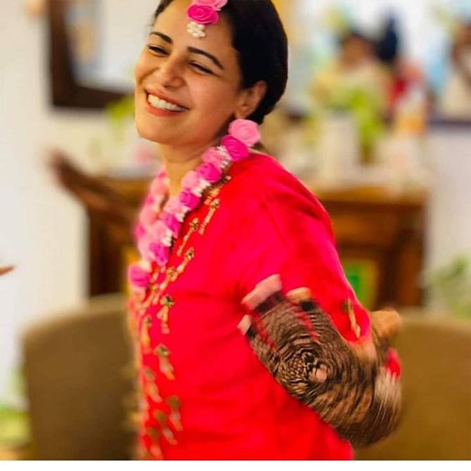 It's so incredible to watch Mona Singh letting go and enjoy her big day to the fullest! The actress can't stop smiling and laughing and just having the best time with her friends. Her floral jewellery and hot pink ensemble exude big fat Indian wedding vibes and we couldn't be more excited for her!