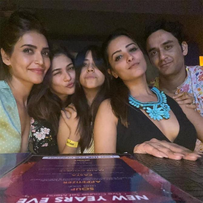 Many videos and photos of the squad partying in the night clubs and dancing their hearts out have been shared by these celebrities through Insta-stories. This one's one of them!