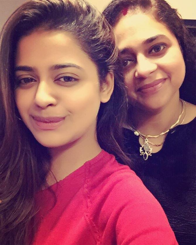 You will be surprised to know that she has worked with Naseeruddin Shah's daughter, Heeba for a play titled, Parindo Ki Mehfil in 2015. Heeba Shah is someone who taught Riva a lot in terms of acting.
In picture: Riva with her mother Preeti Kishan.