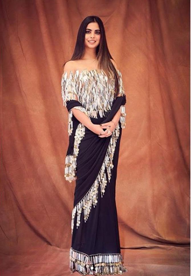 Isha Ambani Piramal looked mesmerising in a statement sequins tassel blouse which she paired with a sari which had dramatic jhallar borders to create glamour at its slinkiest, shimmering best.