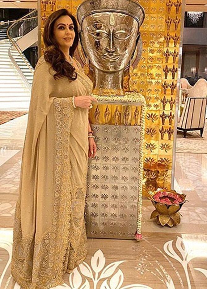 Nita Ambani looked royal in a custom tulle 'Burano' ghagra by Abu Jani Sandeep Khosla. Paired with a crystal mesh blouse and lavishly embroidered, gold tissue dupatta. She certainly defined beauty.