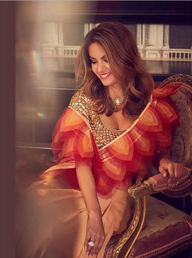 Natasha Poonawalla looks heavenly in the saree which features a border fashioned with 3D petals and is paired with a concept ghunghroo blouse. She only wore a ring in her finger and a small necklace to complete the look.
