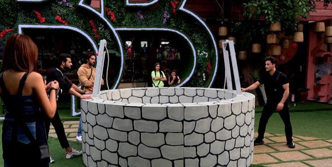Bigg Boss announced the next luxury budget task. The task was titled 'Kua Ma Kuud'. The house was divided into two teams - Team Shehnaaz and Team Arhaan. Team Shehnaaz comprised Asim, Himanshi, Mahira, Shefali Bagga, and Arti. Team Arhaan comprised Vishal, Rashami, Bhau, Shefali, and Madhurima. When the first buzzer rang, one member from each team had to pull out the bucket from the well.
