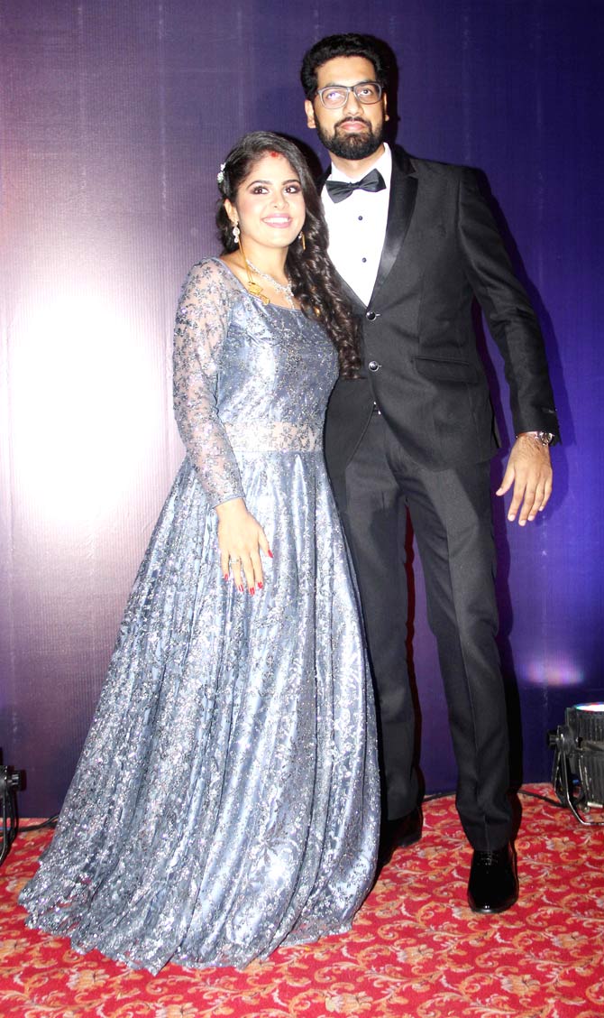 The star attraction of the bash was Shaarika who looked beautiful in her blue gown. She posed for pictures with her newly wed husband.