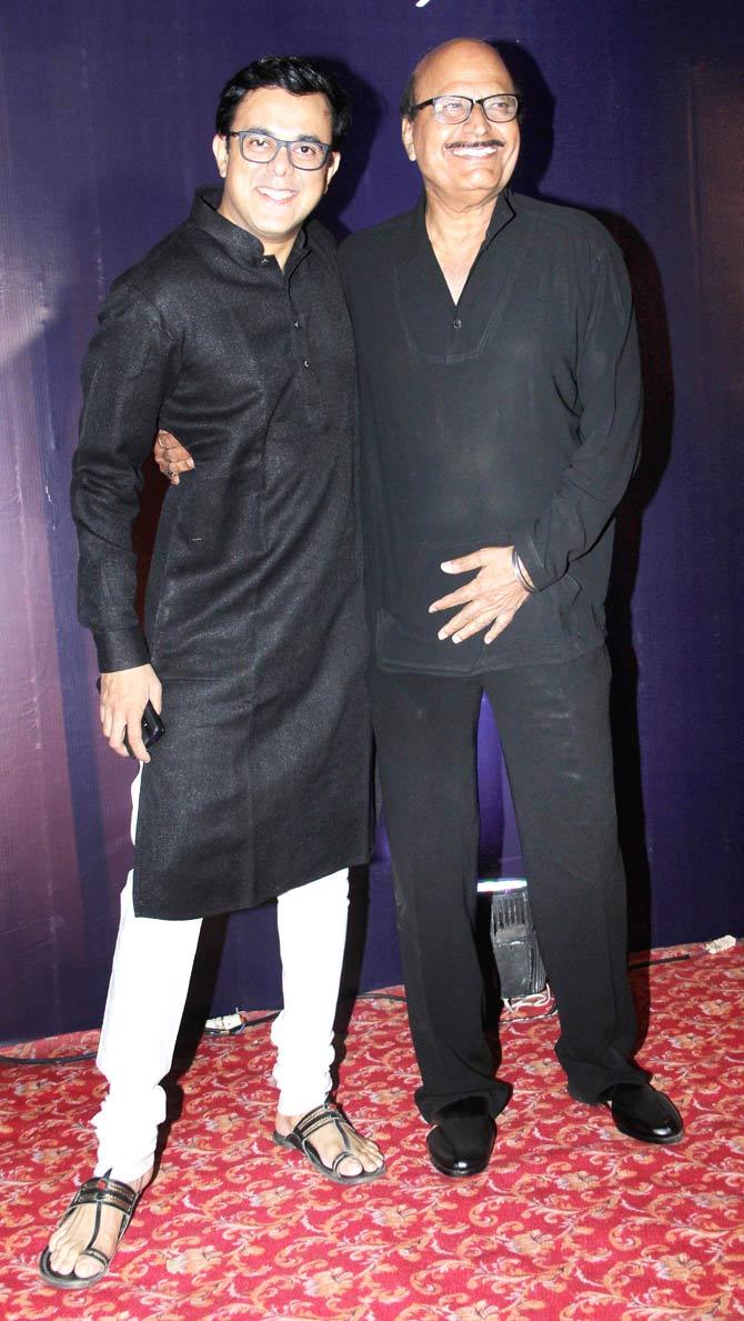 Sumeet Raghavan and Avtar Gill twinned in their black outfits. Sumeet completed his look with a white pyjama and Kolhapuri chappals.