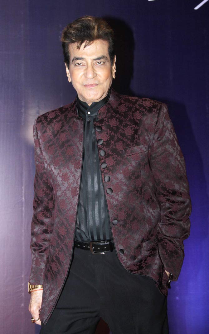 Veteran actor Jeetendra also graced the reception of Ashoke Pandit's daughter Shaarika Pandit.