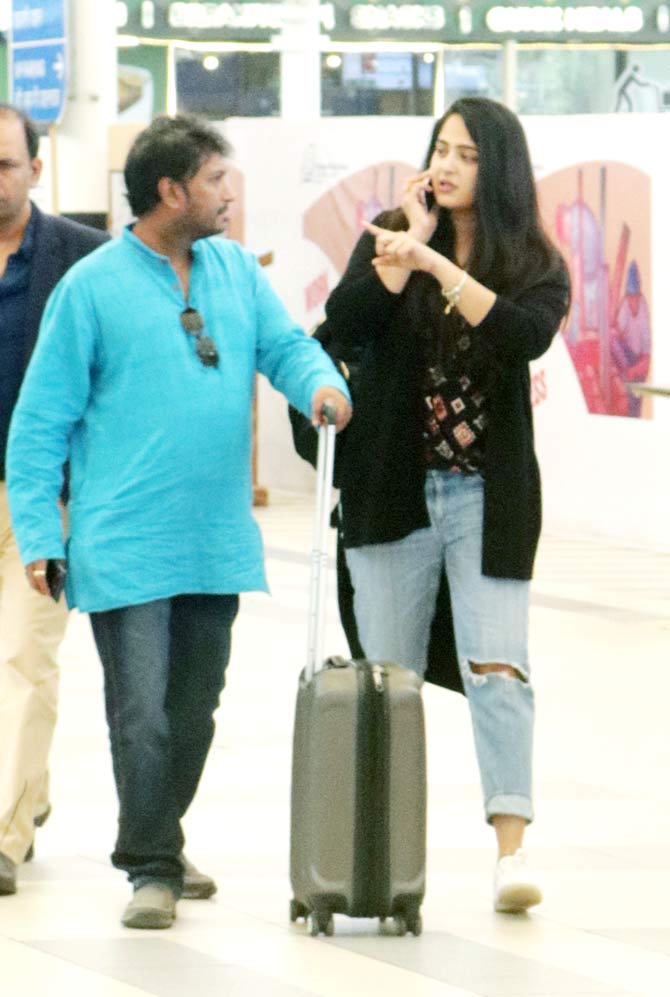 670px x 997px - Anushka Shetty, Daniel-Sunny, Krystle D'Souza clicked at Mumbai airport