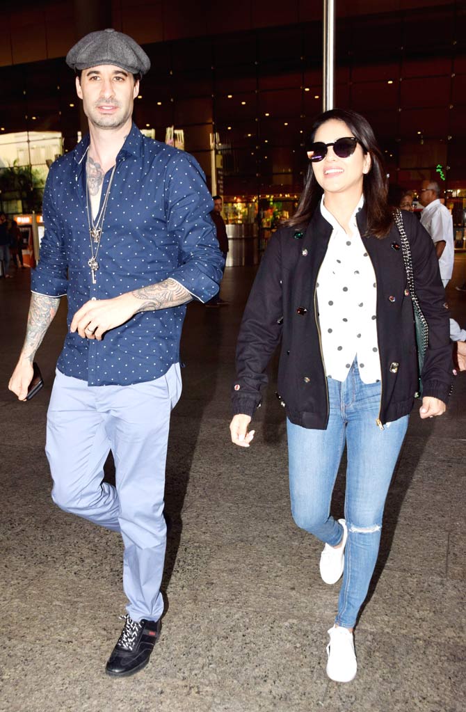 Power-couple Sunny Leone and Daniel Weber were clicked at Mumbai Airport too. The couple was all smiles for the paparazzi.