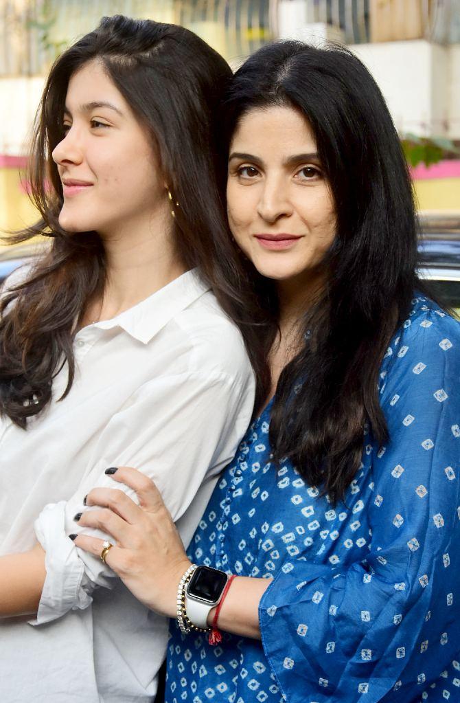Sanjay Kapoor's daughter Shanaya Kapoor, who recently made her debut at le Bal in Paris, was snapped with her mommy dearest Maheep Kapoor in Juhu, Mumbai. The mother-daughter duo was clicked in their casual best, sans-makeup and were all smiles as paparazzi went clickety-click! (All photos/Yogen Shah)