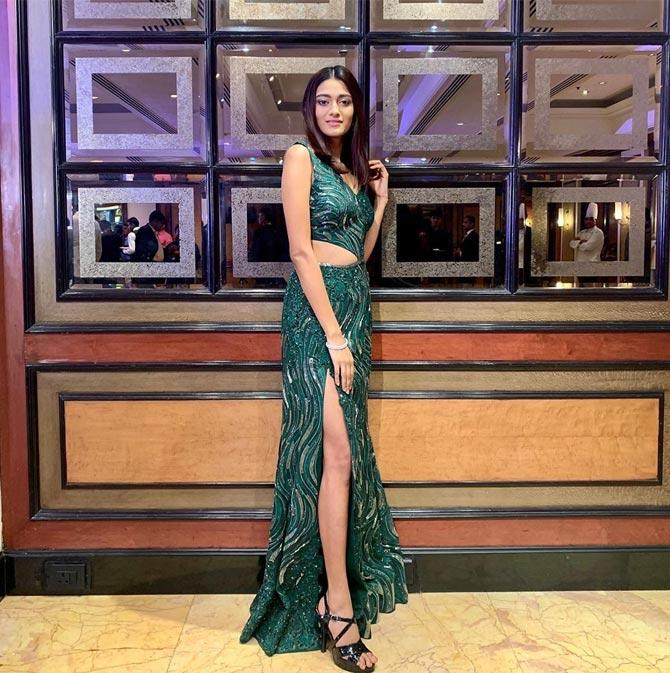 Shreya Shanker looks stunning in this green embellished gown she wore to the Filmfare Glamour & Style Awards this month. Styled by Petula Browne in a JULIE outfit, Shreya kept her look minimal with a diamon-studded bracelet. 