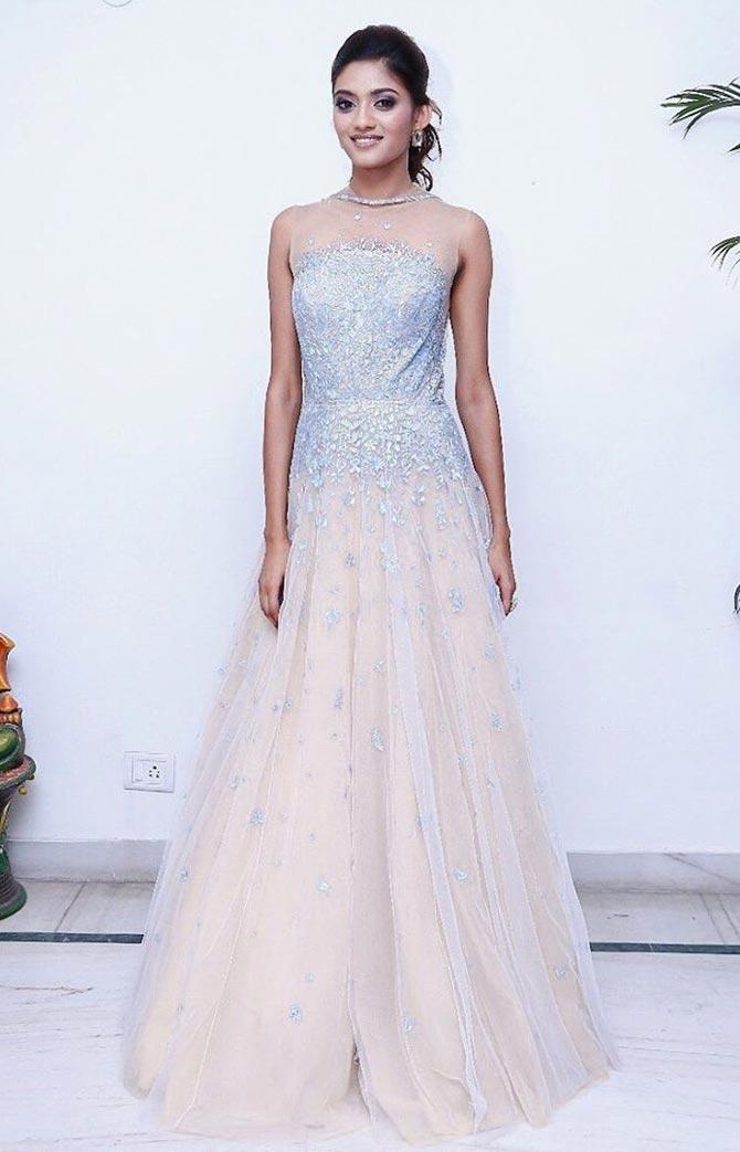 Yet again, she looks like a fairytale in this gown with hues of pink and blue. 