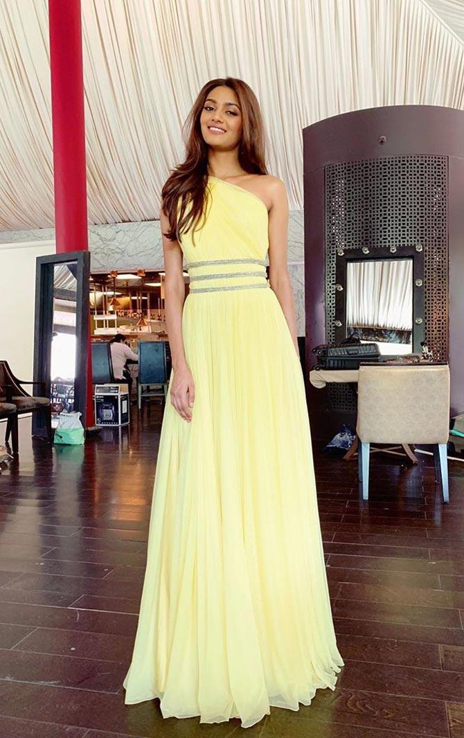 Looking graceful as ever in a lemon yellow, one-shoulder gown, Shreya donned this outfit during one of the events. She kept it classy with minimal make up and no accessories. 