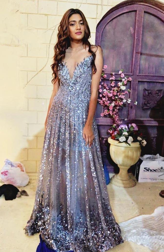In the this wonderful creation, it looks like Shreya is inside a fairytale. With a plunging neckline and shimmer all over the gown, the purple shades of the outfit made the model glow. 