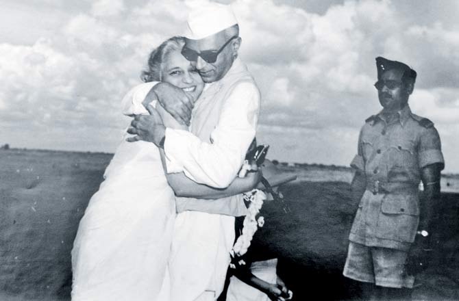 Vijayalakshmi greets brother Jawaharlal Nehru at Delhi airport