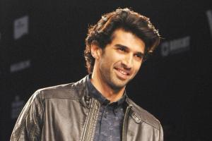 Aditya Roy Kapur experiences the U2 concert along with the crowd!