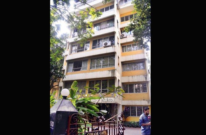 Kushal Punjabi committed suicide in his house at Alsid Apartment in Bandra. Pic/Pradeep Dhivar