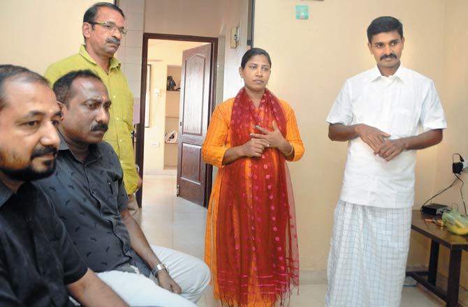Amina, her husband Rodymon (in white), Roy Mathew (in green) with Srinivas Unnithan (L) and Sridharan Nair (R) and of the Malyali Welfare Association, Jogeshwari (E)
