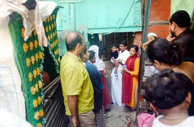 Amina and Rodymon at the chabbil with the residents of Ansari Mohalla behind Gausiya Masjid