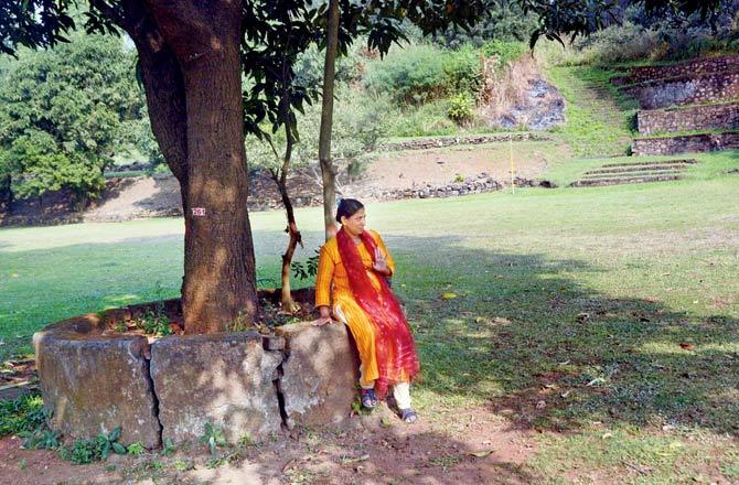 Amina in a garden at Kamal Amrohi Studio at the spot from where she saw the shoot of a film starring Amir Khan in 1994