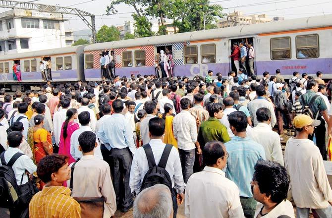 Crowds trying to cross tracks at Diva station. File pic