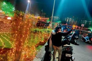 Mumbai: Light show causing heavy traffic jams in Bandra West