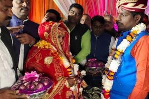 See Photo: Bride and groom exchange garlands of onion, garlic!