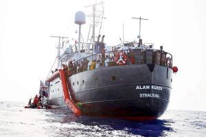 Rescue migrant ship saves 162 from drowning in the Mediterranean