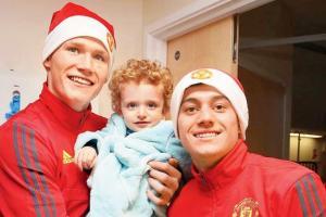 Red Devils play Santa Claus to Manchester hospital kids