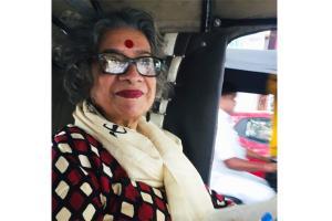 Have you seen this photo of Smriti Irani's mother travelling in a rick?