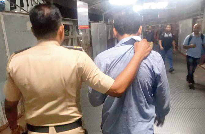 The victim handed him over to the cops at Andheri railway station