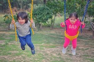 Taimur and Inaaya's fun time on the swing will make you nostalgic