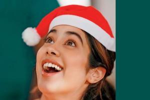 This picture of Janhvi has captured a 'truly candid' Christmas moment