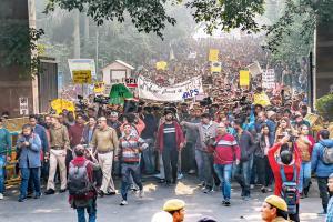 Cops lathicharge JNU students marching to meet President