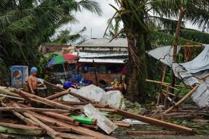 10 killed as Typhoon Phanfone batters central Philippines
