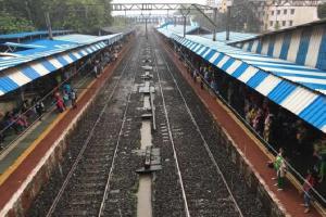 Mumbai: Motorman halts train just in time after noticing body on tracks