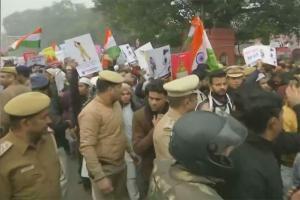 Hundreds gather at Red Fort to protest against CAA, defy orders