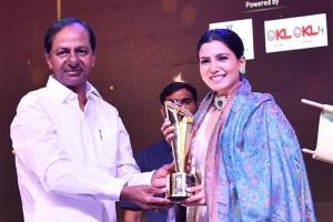 Samantha recives an award from Telangana Chief Minister for her work